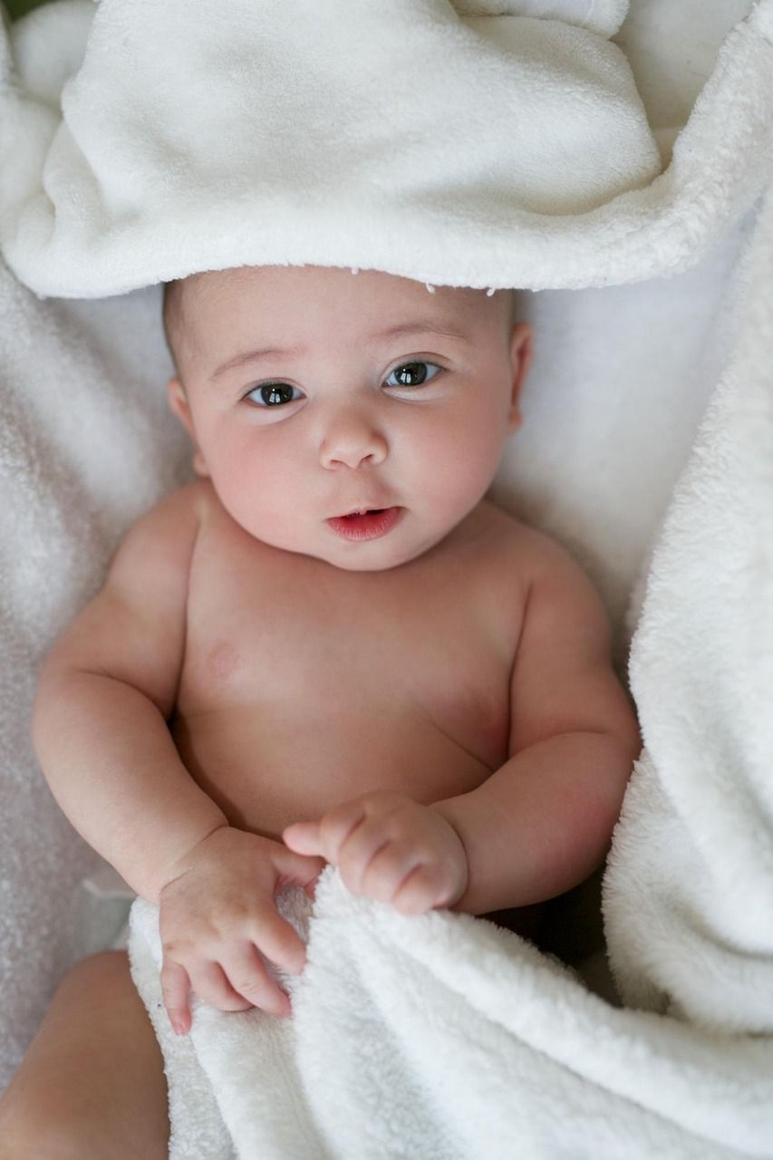 organisez une baby shower mixte inoubliable pour célébrer l'arrivée prochaine de votre bébé avec famille et amis, dans une ambiance conviviale et joyeuse.