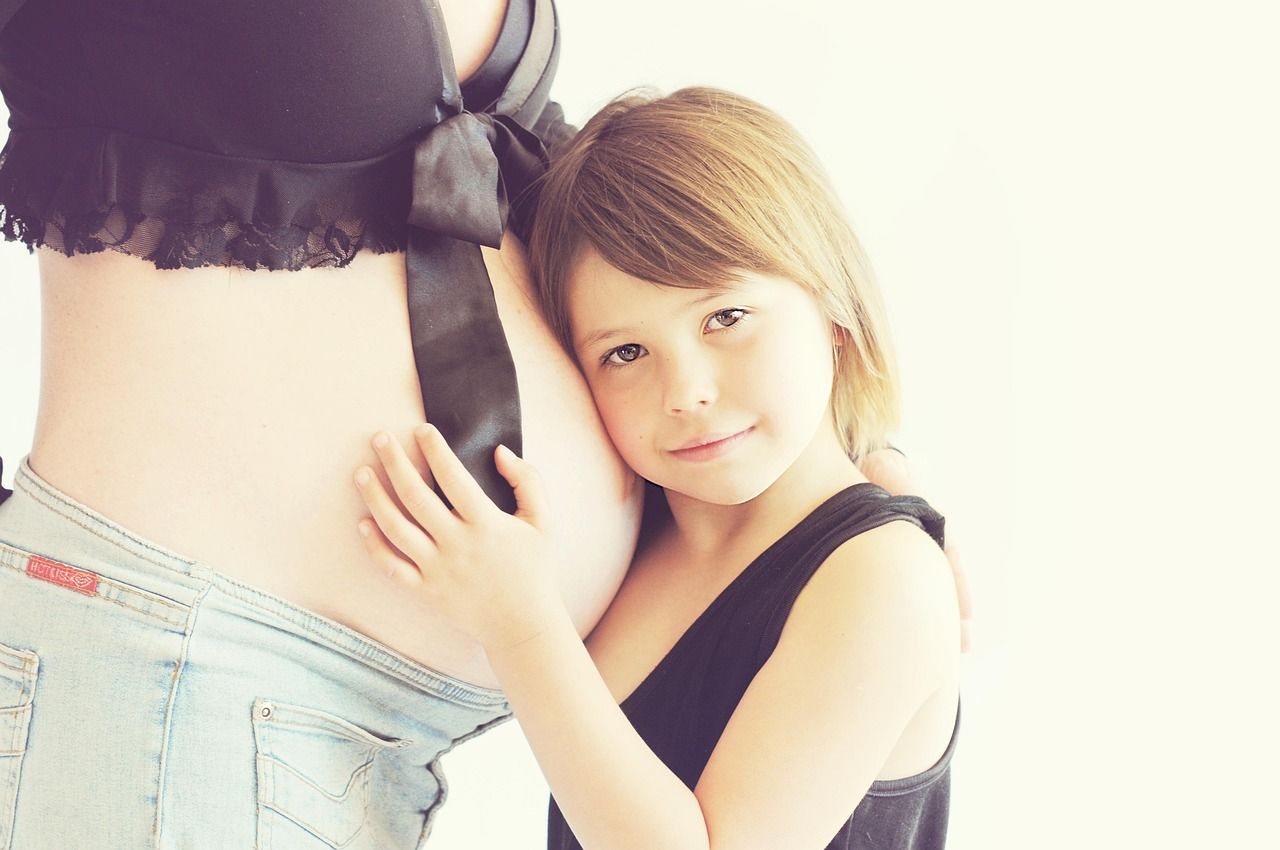 conseils et astuces pour voyager en toute sécurité pendant la grossesse, avec des recommandations adaptées aux futures mamans.