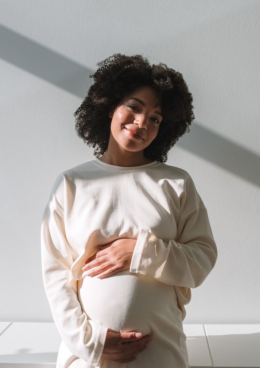 découvrez tout ce que vous devez savoir sur les trimestres de la grossesse, leurs étapes clés, les changements du corps et le développement du bébé.