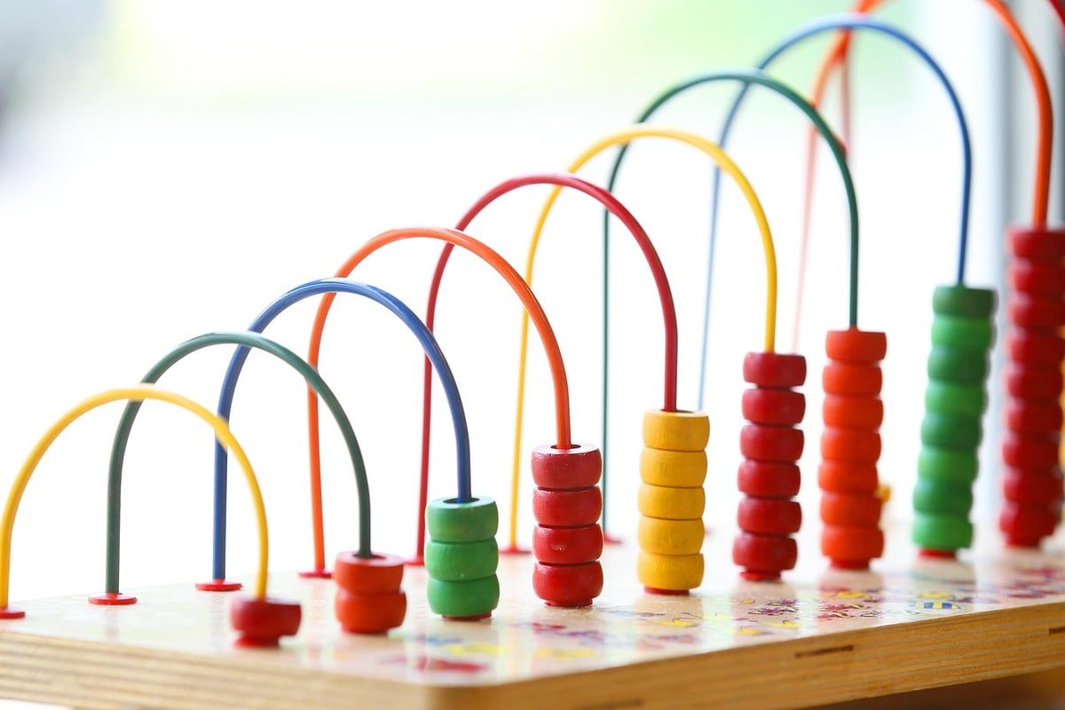 Jouets d’éveil : les incontournables des premiers mois