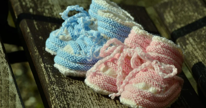 Cadeau personnalisé bébé garçon, cadeau personnalisé bébé fille : faut-il vraiment séparer ?