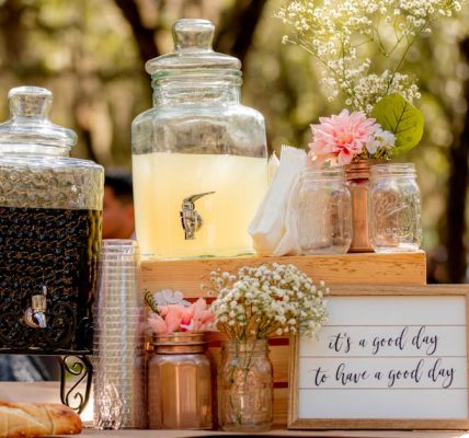 organisez une baby shower inoubliable avec nos astuces créatives, idées de décoration et conseils pour célébrer l'arrivée de votre petit trésor. créez des souvenirs mémorables avec vos proches dans une ambiance festive et joyeuse.