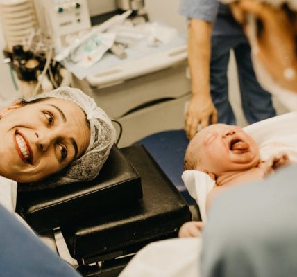 découvrez tout ce que vous devez savoir sur l'accouchement, des préparatifs aux différentes méthodes de naissance, en passant par les conseils pour vivre cette expérience unique en toute sérénité.