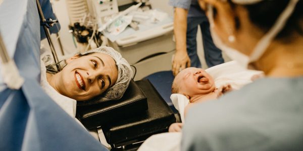 découvrez tout ce que vous devez savoir sur l'accouchement, des préparatifs aux différentes méthodes de naissance, en passant par les conseils pour vivre cette expérience unique en toute sérénité.