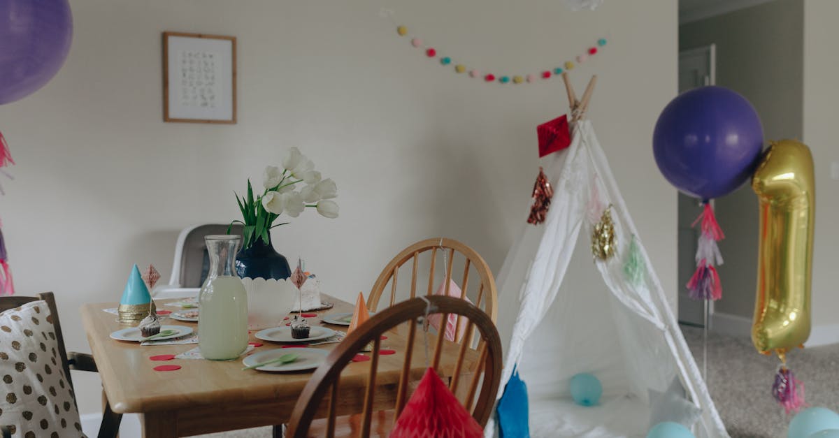 découvrez une gamme festive de décorations d'anniversaire pour donner vie à votre célébration. des ballons colorés, des guirlandes et des accessoires uniques qui transformeront chaque fête en un événement mémorable.