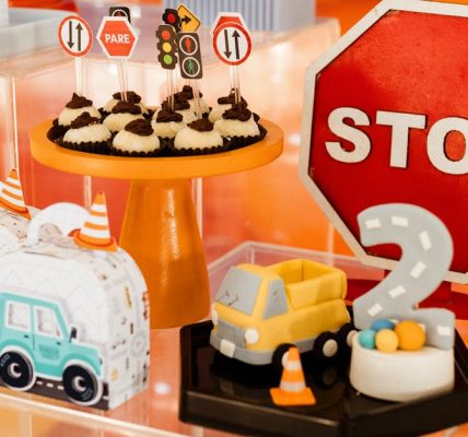 découvrez des idées créatives et des tendances modernes pour des décorations d'anniversaire uniques. faites de votre fête un événement inoubliable avec des ballons, des guirlandes et des accessoires originaux qui émerveilleront vos invités.
