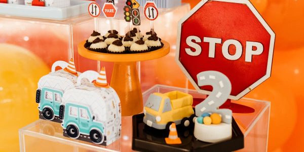 découvrez des idées créatives et des tendances modernes pour des décorations d'anniversaire uniques. faites de votre fête un événement inoubliable avec des ballons, des guirlandes et des accessoires originaux qui émerveilleront vos invités.