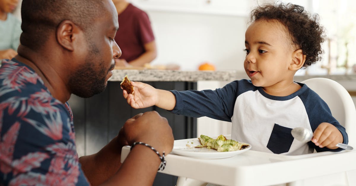 découvrez notre sélection de chaises hautes pour bébés alliant confort, sécurité et style. idéales pour les repas en famille, nos chaises sont conçues pour grandir avec votre enfant. parcourez nos modèles variés et trouvez la chaise haute parfaite qui s'intégrera harmonieusement à votre intérieur.
