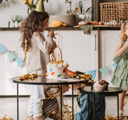 découvrez des jeux d'anniversaire amusants et engageants pour rendre votre fête inoubliable. que vous organisiez une fête pour enfants ou un événement adulte, trouvez des idées de jeux adaptés pour tous les âges et garantissez une ambiance festive!