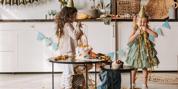 découvrez des jeux d'anniversaire amusants et engageants pour rendre votre fête inoubliable. que vous organisiez une fête pour enfants ou un événement adulte, trouvez des idées de jeux adaptés pour tous les âges et garantissez une ambiance festive!