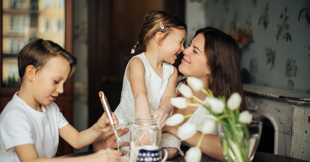 découvrez le charme d'une atmosphère chaleureuse en famille, où l'amour et la complicité créent des souvenirs inoubliables. plongez dans un univers où chaque moment partagé renforce les liens familiaux et célèbre l'harmonie du foyer.