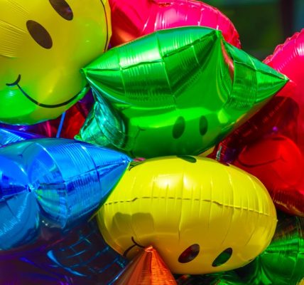 découvrez une atmosphère festive unique qui vous plonge au cœur de la célébration, où la joie, la musique et la convivialité se mêlent pour créer des souvenirs inoubliables.
