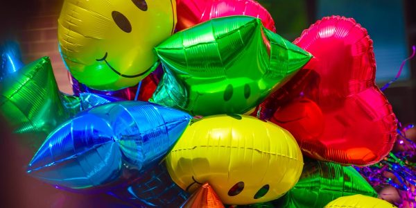 découvrez une atmosphère festive unique qui vous plonge au cœur de la célébration, où la joie, la musique et la convivialité se mêlent pour créer des souvenirs inoubliables.