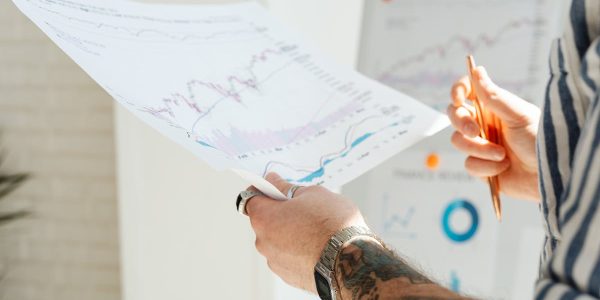 découvrez les différentes phases de la croissance économique, de l'expansion à la récession, et comprenez comment ces cycles affectent les marchés, l'emploi et la politique. analysez les indicateurs clés et les stratégies pour naviguer dans ces transitions.