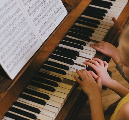 découvrez l'importance et les bienfaits de l'éducation musicale. apprenez comment la musique enrichit le développement cognitif, émotionnel et social des enfants, tout en favorisant la créativité et la discipline.