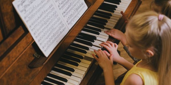 découvrez l'importance et les bienfaits de l'éducation musicale. apprenez comment la musique enrichit le développement cognitif, émotionnel et social des enfants, tout en favorisant la créativité et la discipline.