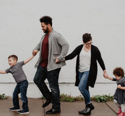 découvrez les enjeux des transitions parentales : un guide pour naviguer les changements de vie, accompagner les enfants à travers les séparations ou les recompositions familiales, et favoriser un épanouissement mutuel.