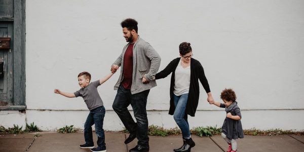 découvrez les enjeux des transitions parentales : un guide pour naviguer les changements de vie, accompagner les enfants à travers les séparations ou les recompositions familiales, et favoriser un épanouissement mutuel.
