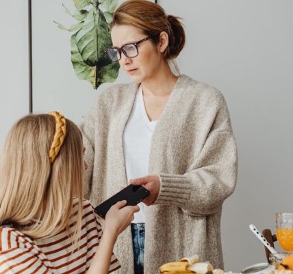 découvrez les principes du respectueux parenting, une approche éducative qui favorise le dialogue, l'empathie et la compréhension entre parents et enfants. apprenez à instaurer une relation harmonieuse et positive, tout en développant l'autonomie et le respect mutuel au sein de votre famille.