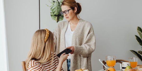 découvrez les principes du respectueux parenting, une approche éducative qui favorise le dialogue, l'empathie et la compréhension entre parents et enfants. apprenez à instaurer une relation harmonieuse et positive, tout en développant l'autonomie et le respect mutuel au sein de votre famille.