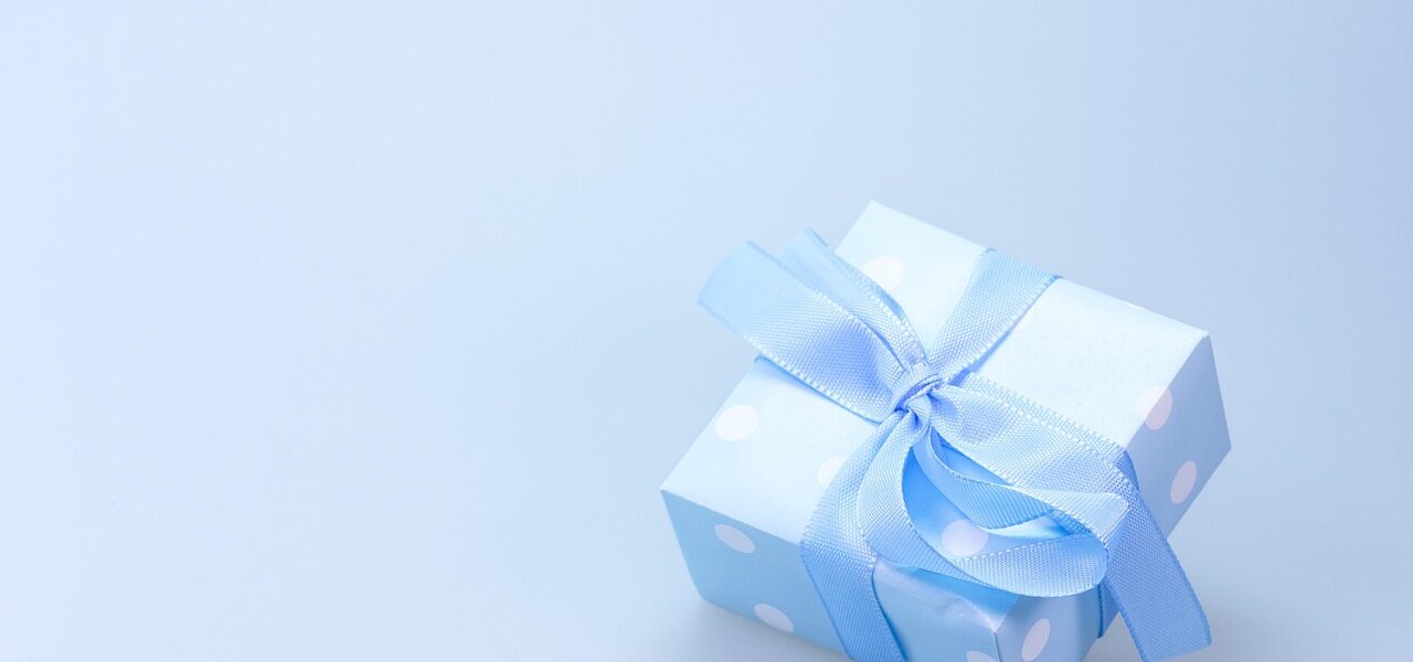 découvrez des idées de cadeaux parfaits pour les bébés de 0 à 12 mois, alliant sécurité, originalité et douceur pour chaque étape de leur premiÚre année.