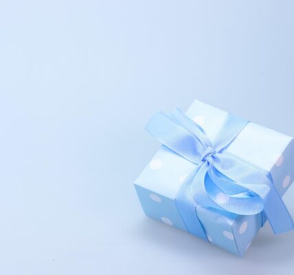 découvrez des idées de cadeaux parfaits pour les bébés de 0 à 12 mois, alliant sécurité, originalité et douceur pour chaque étape de leur première année.