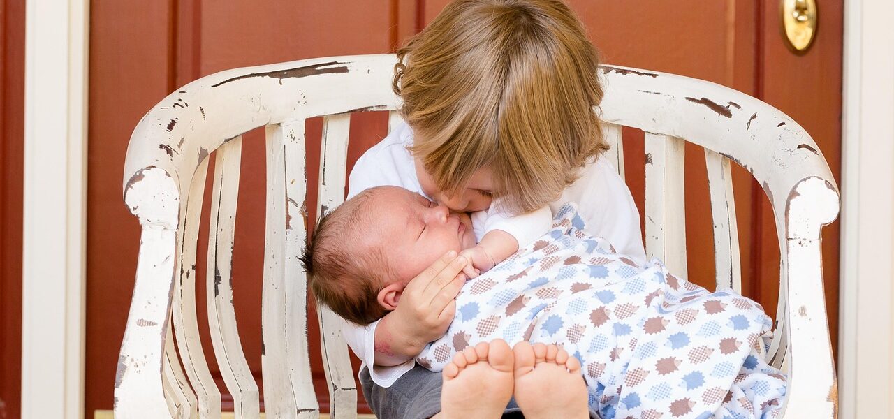 conseils essentiels pour prendre soin de votre nouveau-né : guide complet sur l'alimentation, le sommeil, l'hygiène et le bien-être de bébé.