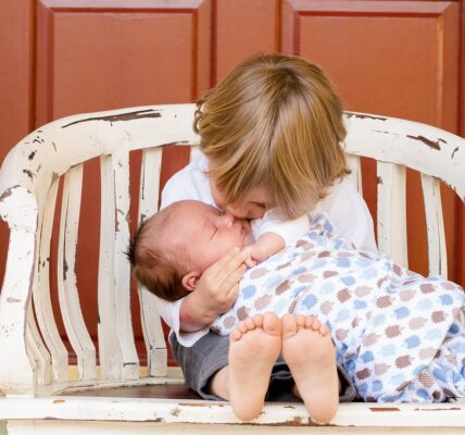 conseils essentiels pour prendre soin de votre nouveau-né : guide complet sur l'alimentation, le sommeil, l'hygiène et le bien-être de bébé.