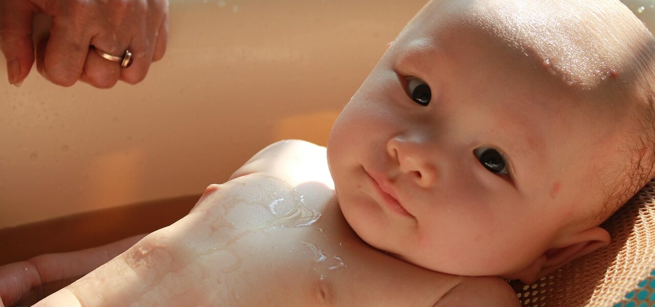 organisez une baby shower inoubliable avec nos idées déco, jeux amusants et conseils pratiques pour célébrer l'arrivée de bébé en famille et entre amis.