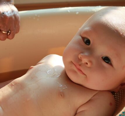 organisez une baby shower inoubliable avec nos idées déco, jeux amusants et conseils pratiques pour célébrer l'arrivée de bébé en famille et entre amis.