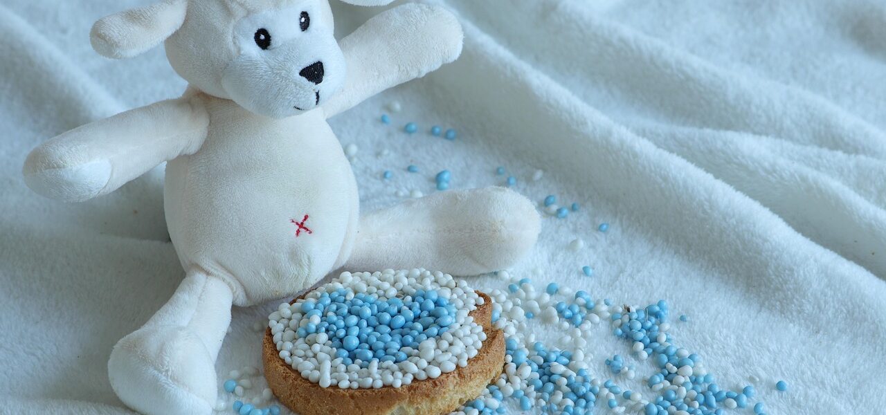 découvrez les traditions incontournables des baby showers, des célébrations joyeuses qui honorent l'arrivée imminente d'un bébé avec des rituels, jeux et cadeaux pleins de douceur.