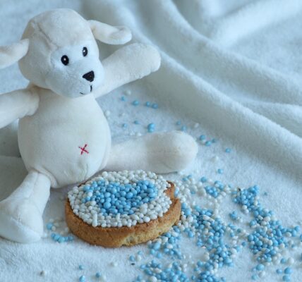 découvrez les traditions incontournables des baby showers, des célébrations joyeuses qui honorent l'arrivée imminente d'un bébé avec des rituels, jeux et cadeaux pleins de douceur.