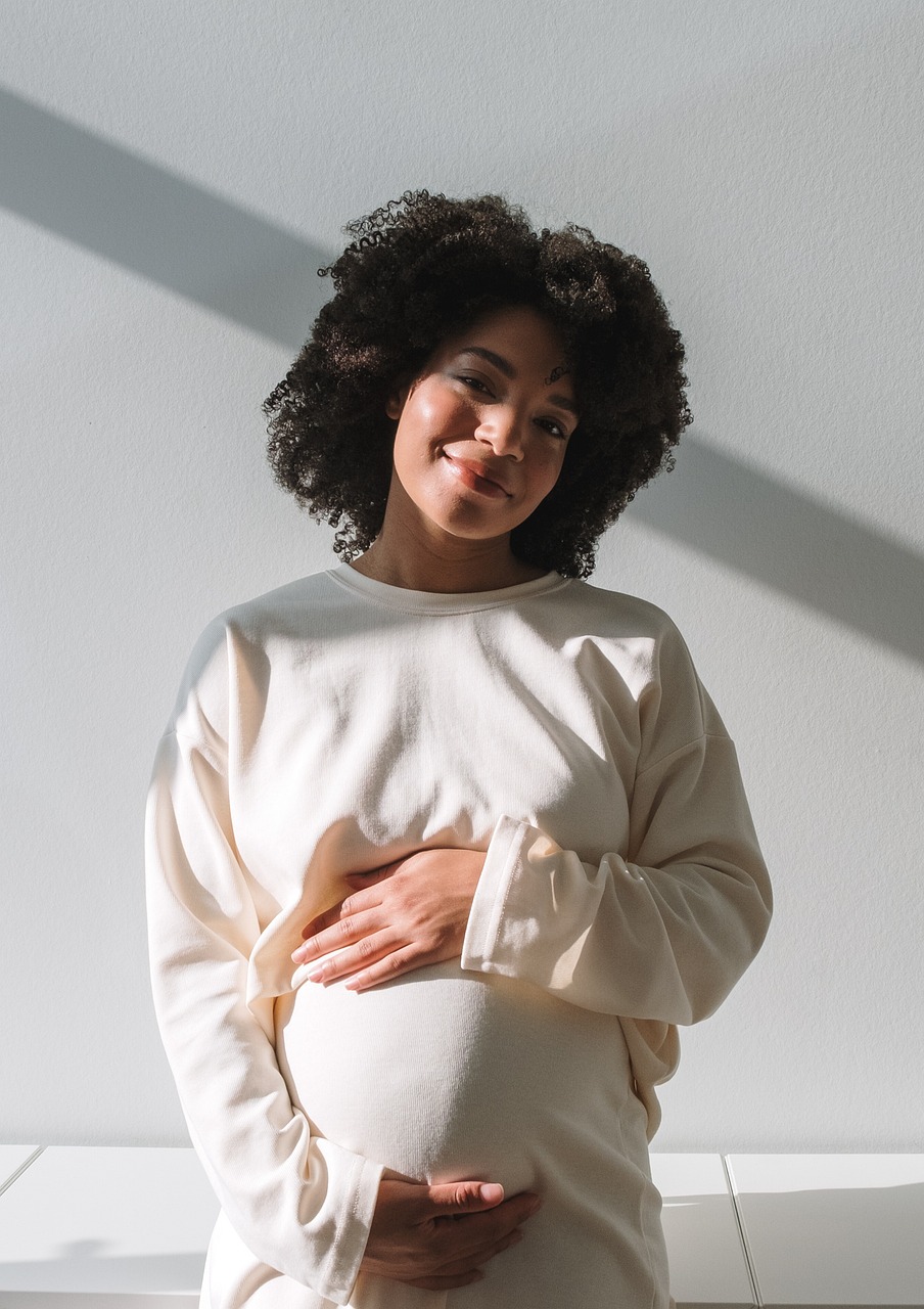 découvrez tout ce que vous devez savoir sur les trimestres de la grossesse, leurs étapes clés, les changements du corps et le développement du bébé.